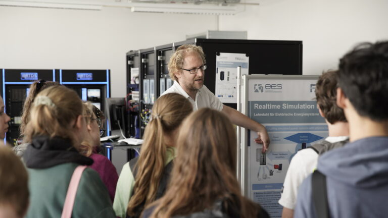 Besuch des Lehrstuhls für Elektrische Energiesysteme begeistert Schülerinnen und Schüler aus Erlangen und Nürnberg